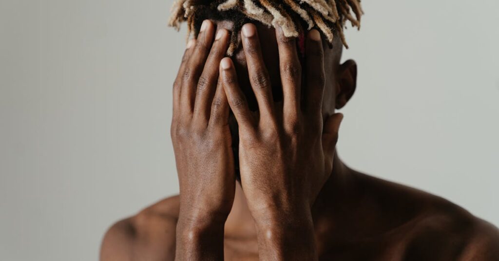 内気な女子高生が少しずつ自己肯定感を育てて笑顔を見せるアニメの感動的な成長シーン。