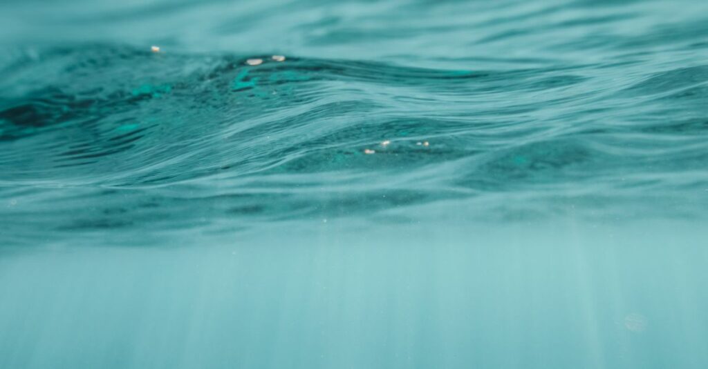 透き通った水の深さと青い光