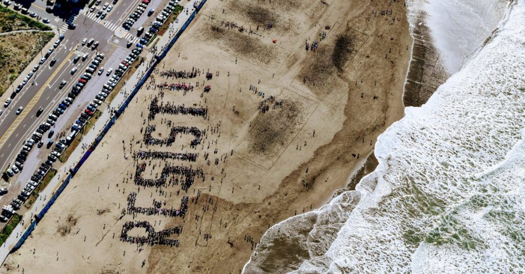 異世界の扉を開ける主人公の背中に、人生の選択肢と希望のメッセージが重なる感動的なシーン。