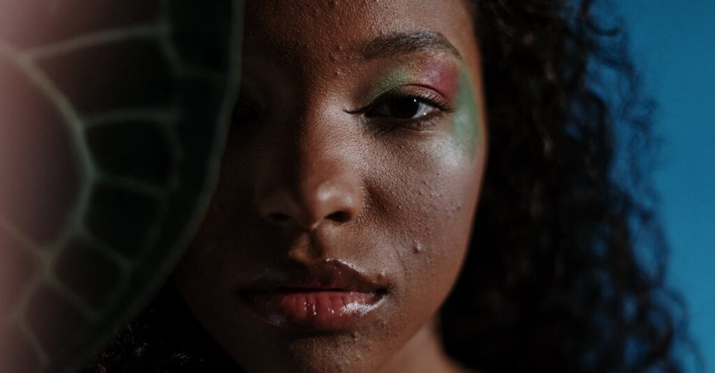 内気な女子高生が少しずつ自己肯定感を育てて笑顔を見せるアニメの感動的な成長シーン。