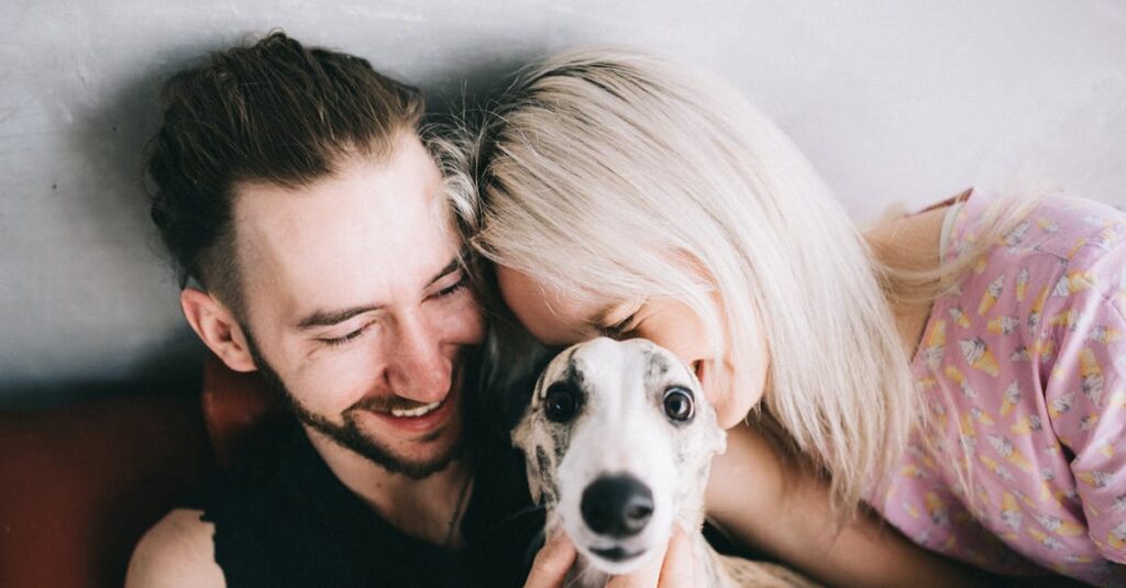 心の距離を乗り越え、つながりを築いたキャラクターたちが教室で穏やかに笑い合う感動的なシーン。