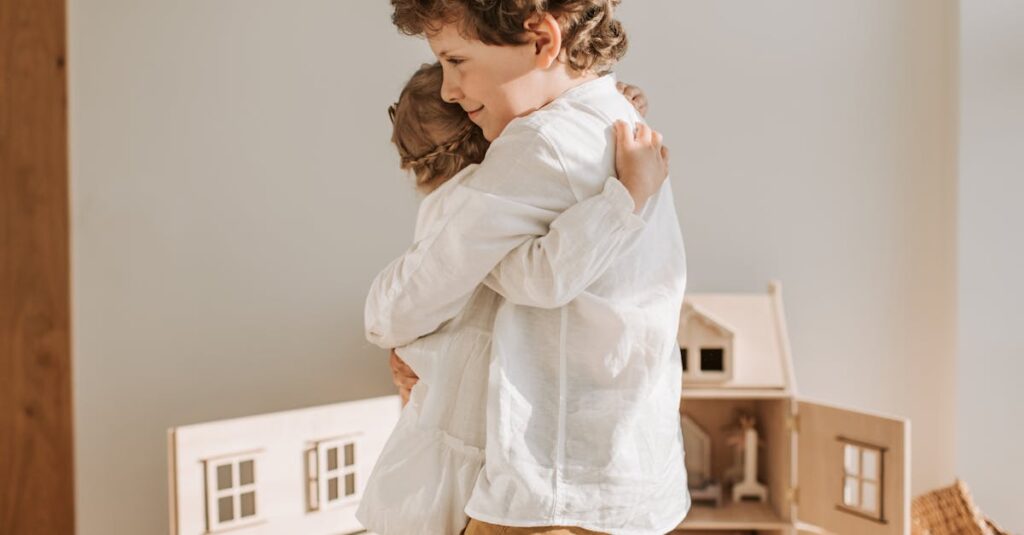 誰にでもやさしいが本音を見せない高校生男子キャラが抱える葛藤の表情を描いたアニメシーン。