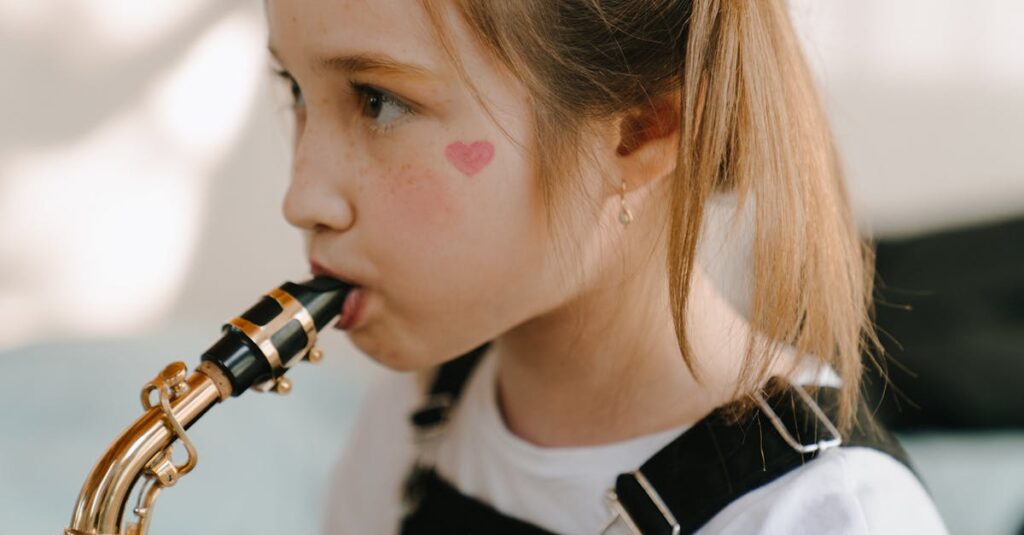 しっかり者の女子高生が内なる不安と向き合いながらも凛と花のように立つアニメの美しいシーン。