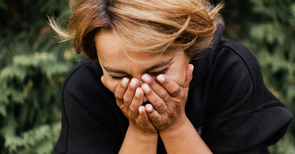 静かな感情の変化が現実を変えていく過程を象徴する幻想的な風景と恵真の表情