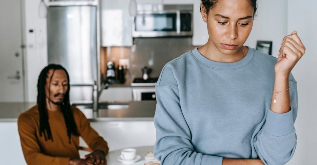 やさしく接しているのに相手の本当の気持ちに届かない男子高校生と、それに気づいて寂しげな女子高生の切ない場面。