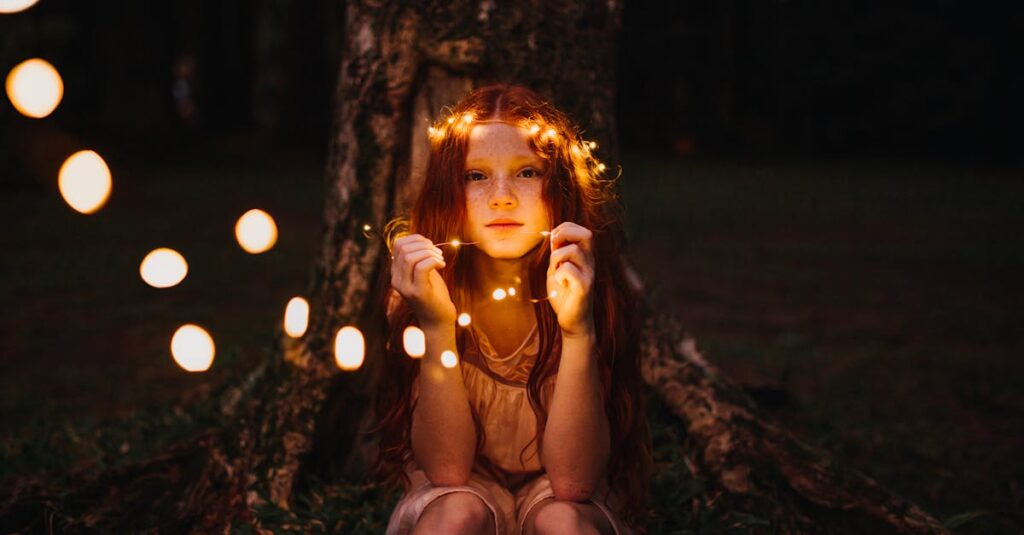 夏の光に包まれた裏庭のドアから異世界へとつながる神秘的な風景