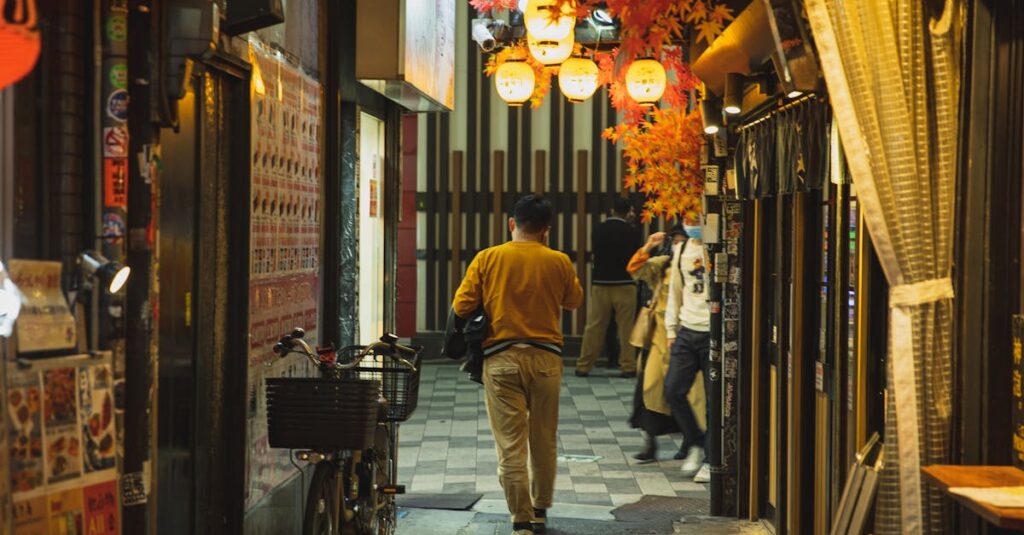 江戸時代の長屋の路地に灯る行灯のやわらかな光