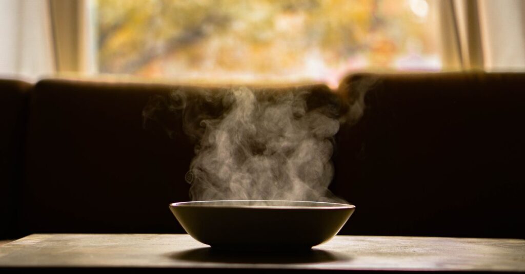 あたたかな湯気が立つ台所で、ほっと息がつけるような料理の時間