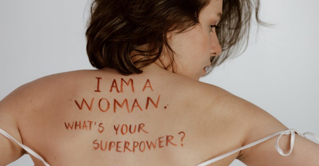 自分自身に花束を贈るような笑顔の主人公。自己受容と優しさを感じさせる感動的なシーン。