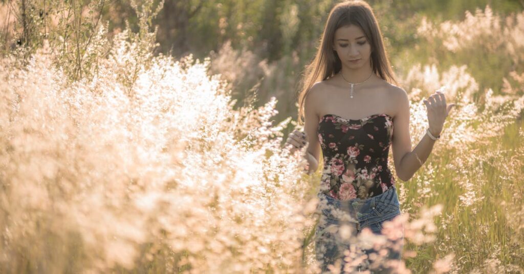 異世界の草原を自由に歩く人のイメージ