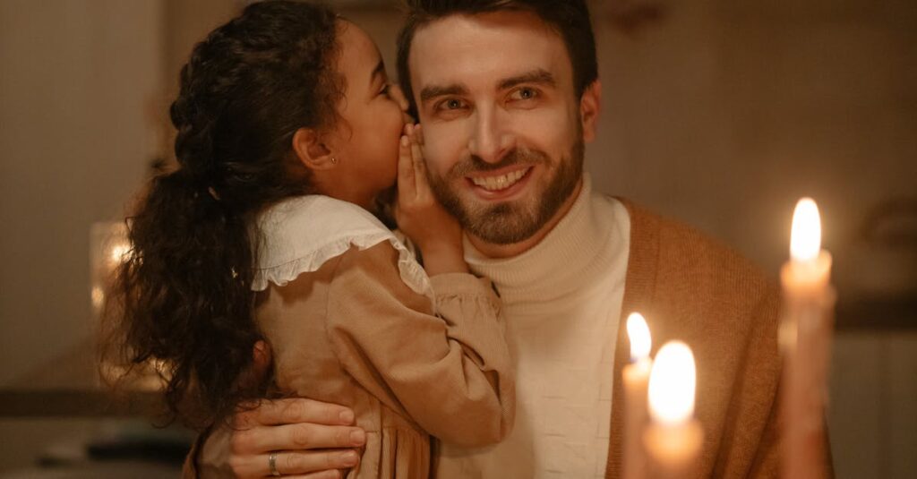 派手ではなくても、やさしさがにじむ笑顔に心がやわらぐ場面