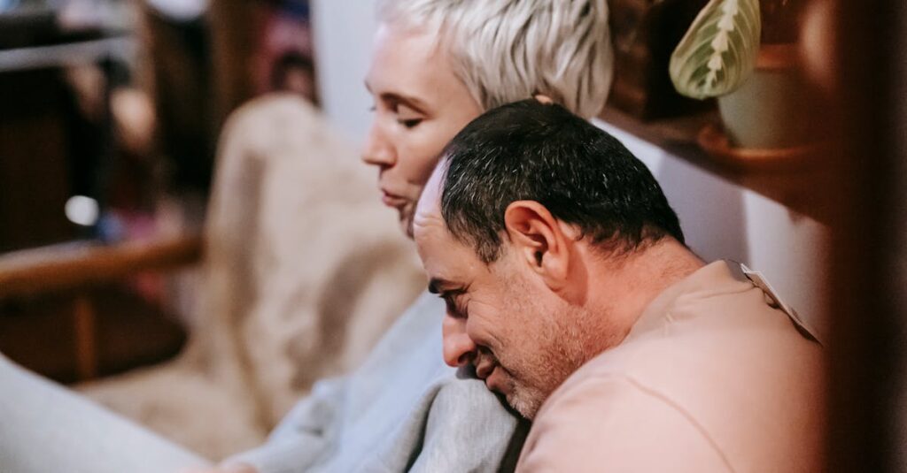 芦田陽介が田端花を優しく照らすような、魂の成長を見守るキャラクターの姿を表すアニメシーン。