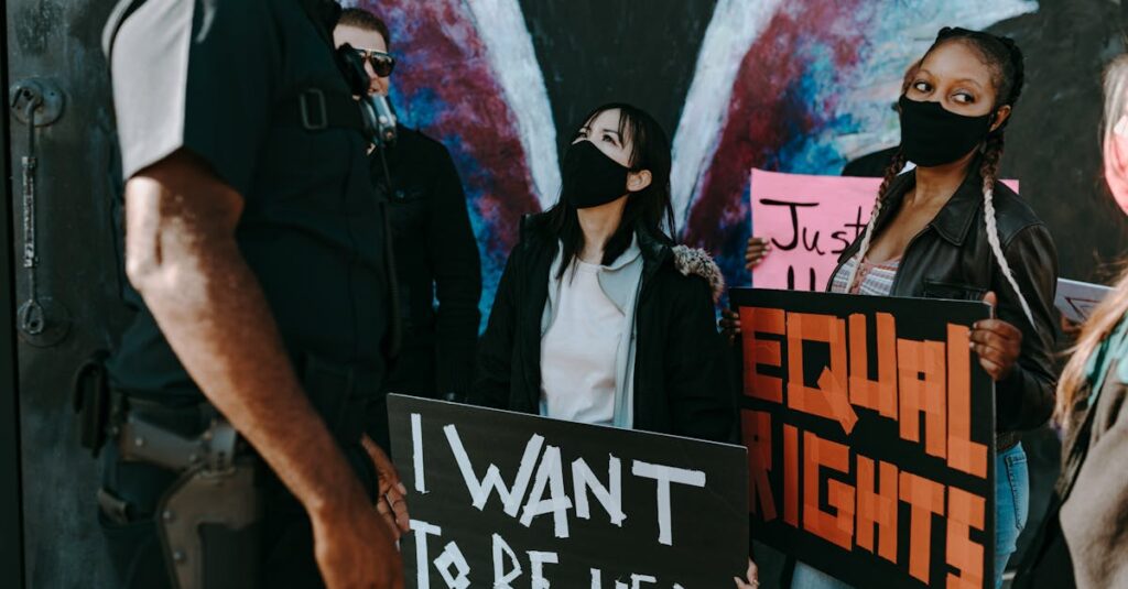 異世界の扉を開ける主人公の背中に、人生の選択肢と希望のメッセージが重なる感動的なシーン。