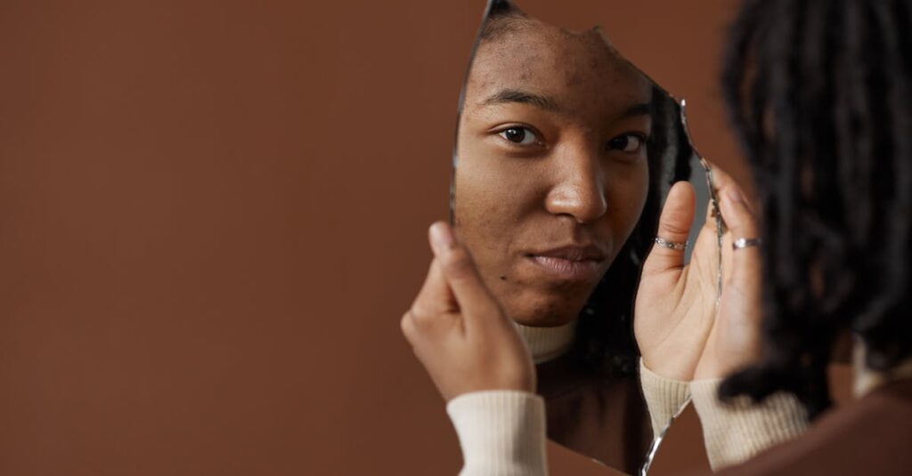 鏡の前で自分の価値について悩む女子高生キャラが映し出す、社会と内面のギャップ。