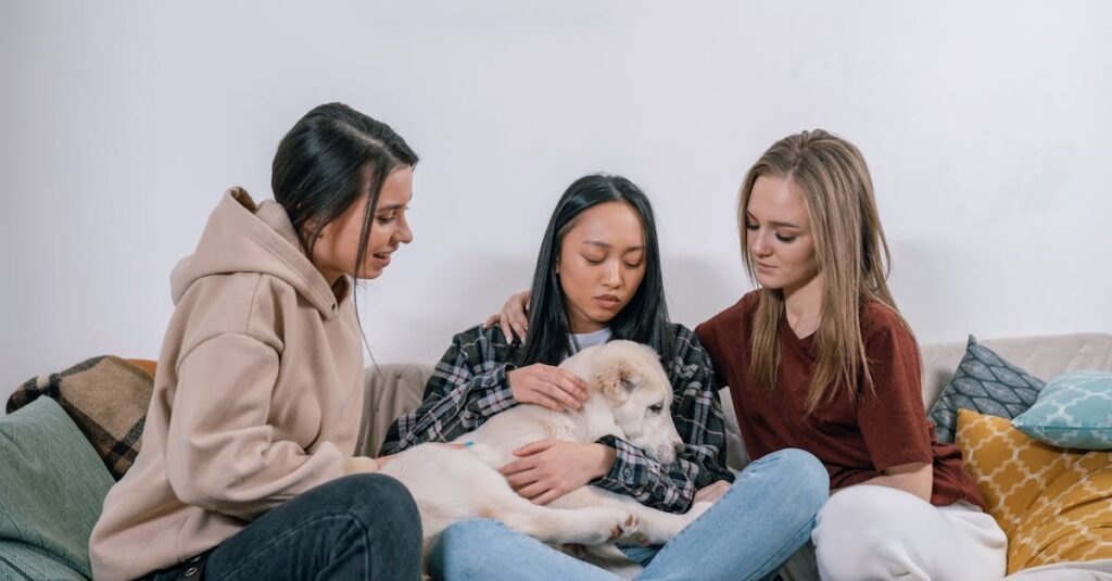 教室での穏やかな日常を過ごすキャラクターたちのシーン。人間関係の温かさが伝わる。