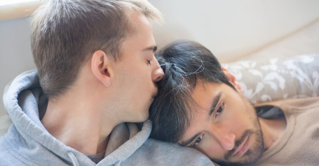 芦田陽介が田端花を優しく照らすような、魂の成長を見守るキャラクターの姿を表すアニメシーン。