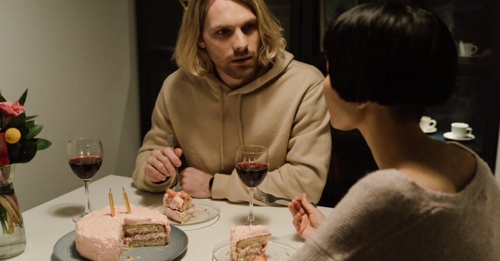 食卓を囲むだけで、少しずつ心の距離が近づいていくような静かな時間