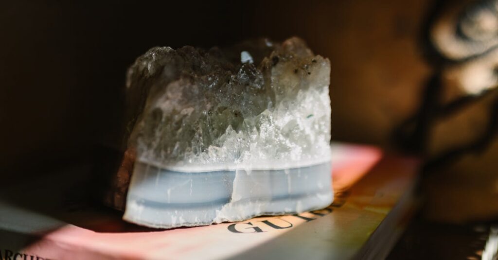 水の魔法とともに感情の波を受け止め癒す主人公リョウの幻想的なシーン