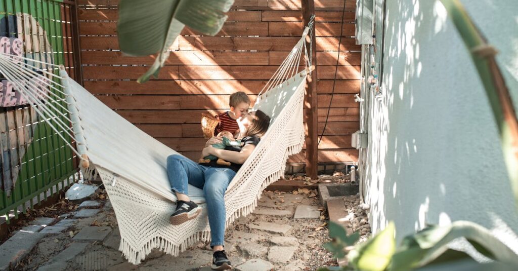 裏庭に出現した扉を通して異世界と現実をつなぐ幻想的な風景