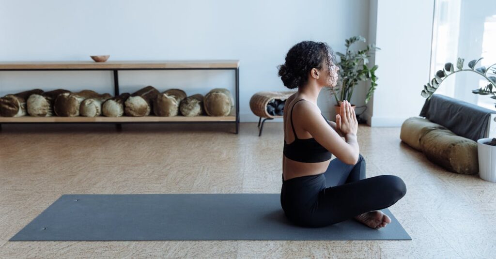 静かに立つリョウが優しく世界を受け入れる姿勢を描いた癒しの場面