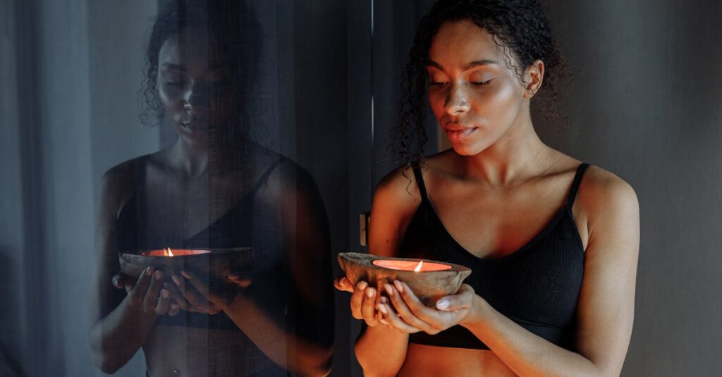 外へ向かうようでいて、心の奥へとつながっていくような扉