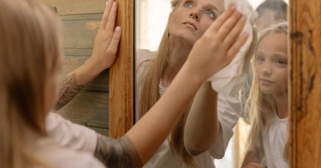 鏡の前で、自分の価値をうまく信じられないまま立ち尽くすような気持ち