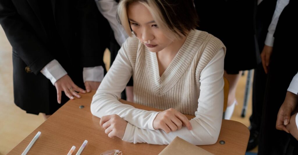 人の目を気にして、自分を小さくしてしまう女の子の静かな表情