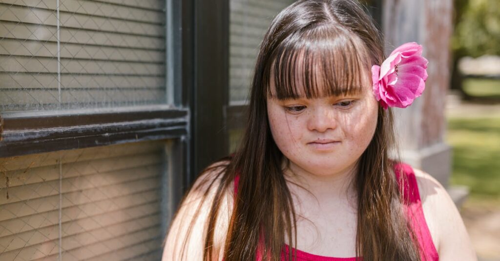 主人公が花束を抱える印象的なシーン。優しさと癒しを象徴するビジュアル。