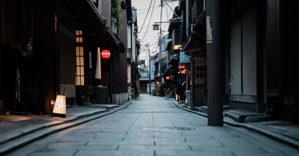 江戸時代の長屋の路地に灯る行灯のやわらかな光