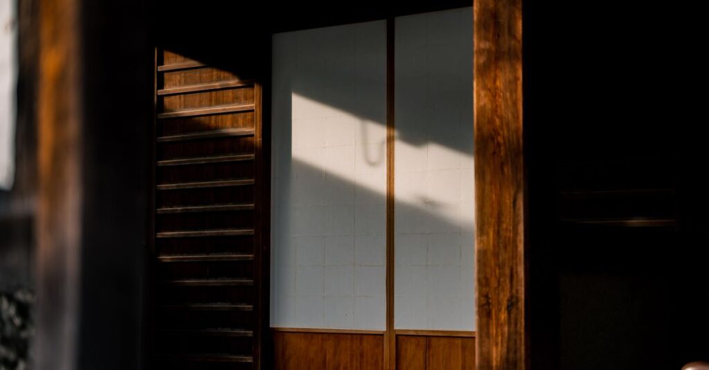 扉の向こうで、まだ名前のつかないご縁が静かに始まっていくような風景