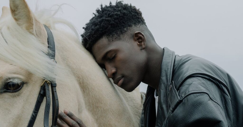 自然な距離感で築かれるアニメキャラクターたちの友情シーン、教室で穏やかに交わす視線や笑顔