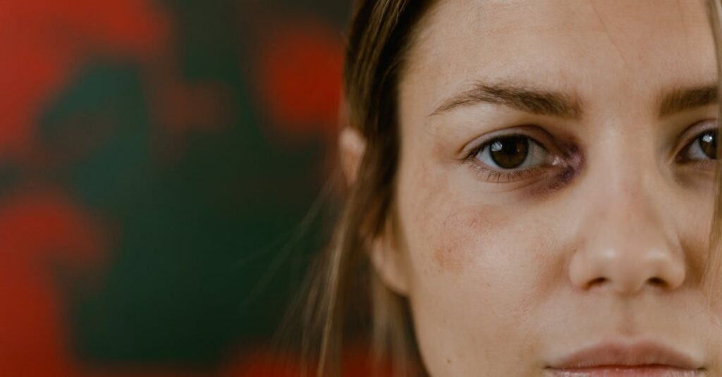 ずたぼろのまま、それでも立っている。その姿がやがて光になる。