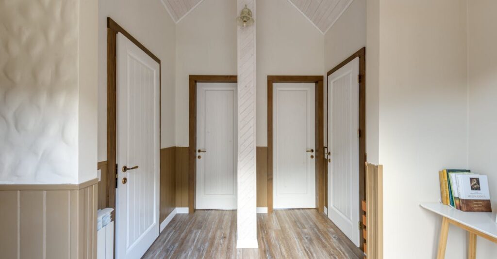 裏庭のドアを通じて異世界へ繋がる静かなファンタジー作品の世界観を表現したイメージ