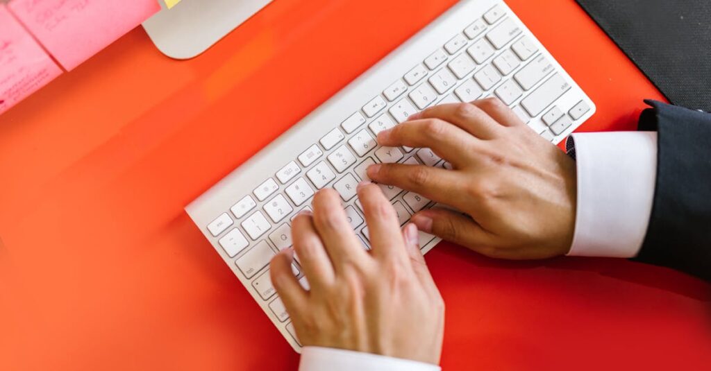 異世界ライフタイプ診断に合わせた4つの個性を象徴するアニメキャラクター風のビジュアル。