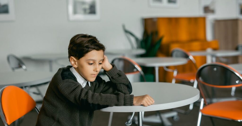 黒猫が静かに寄り添っているだけで、少し心がゆるむような場面