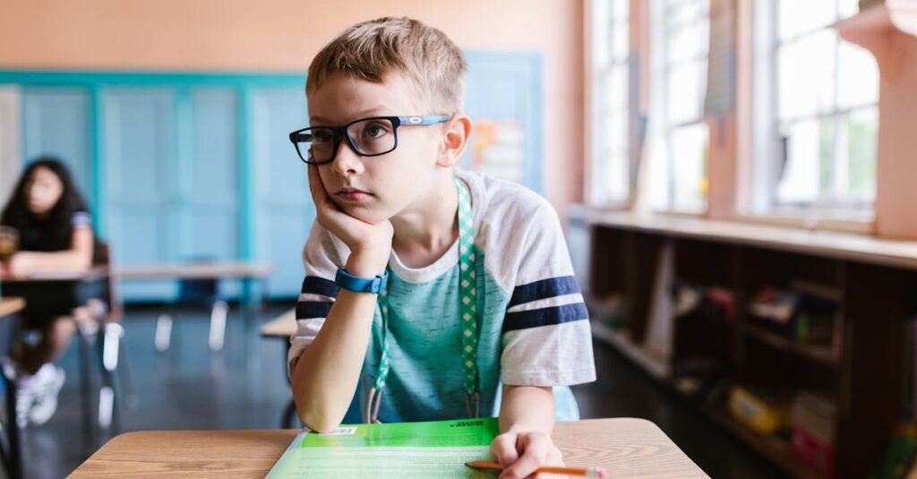 相手との距離感を慎重に保ち続ける男子高校生の心の葛藤を映したアニメの場面。