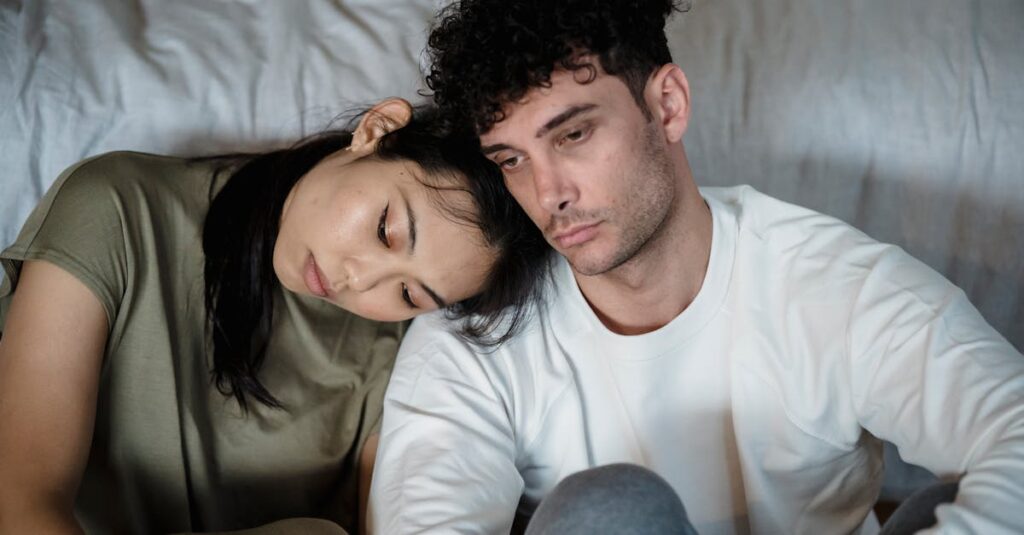 無言で寄り添う獣人と令嬢。言葉はなくとも信頼が感じられるファンタジーシーン。