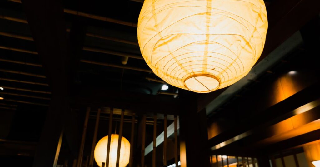 江戸時代の室内に灯る行灯のあたたかな光景