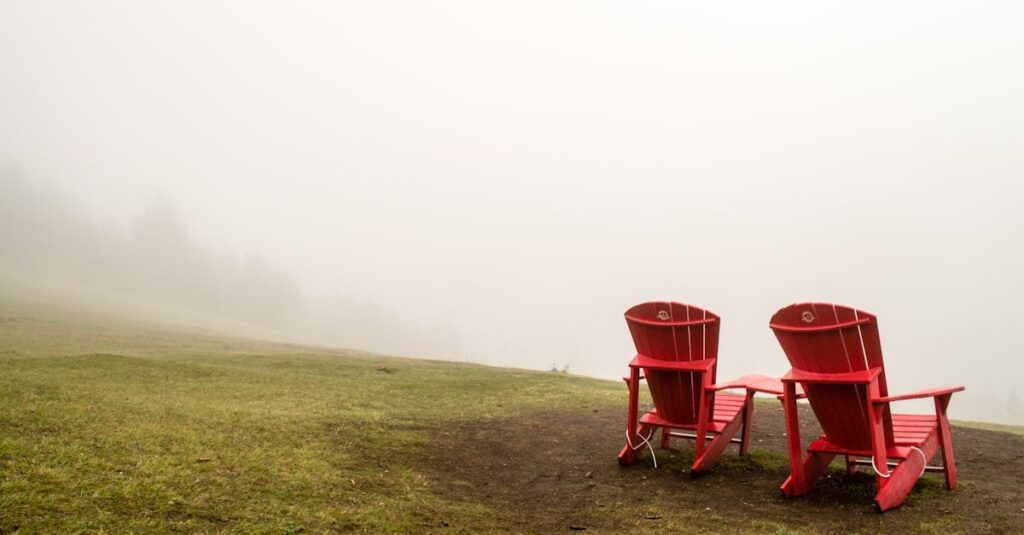 静かな異世界と懐かしい現実の風景が重なり合う、穏やかな物語の舞台を表現したイメージ