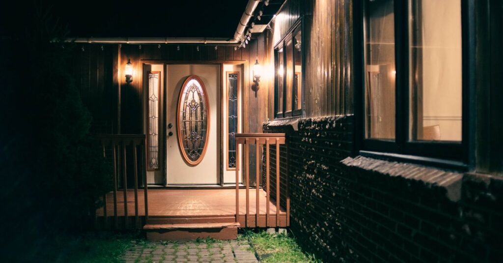 扉の向こうで、まだ名前のつかないご縁が静かに始まっていくような風景