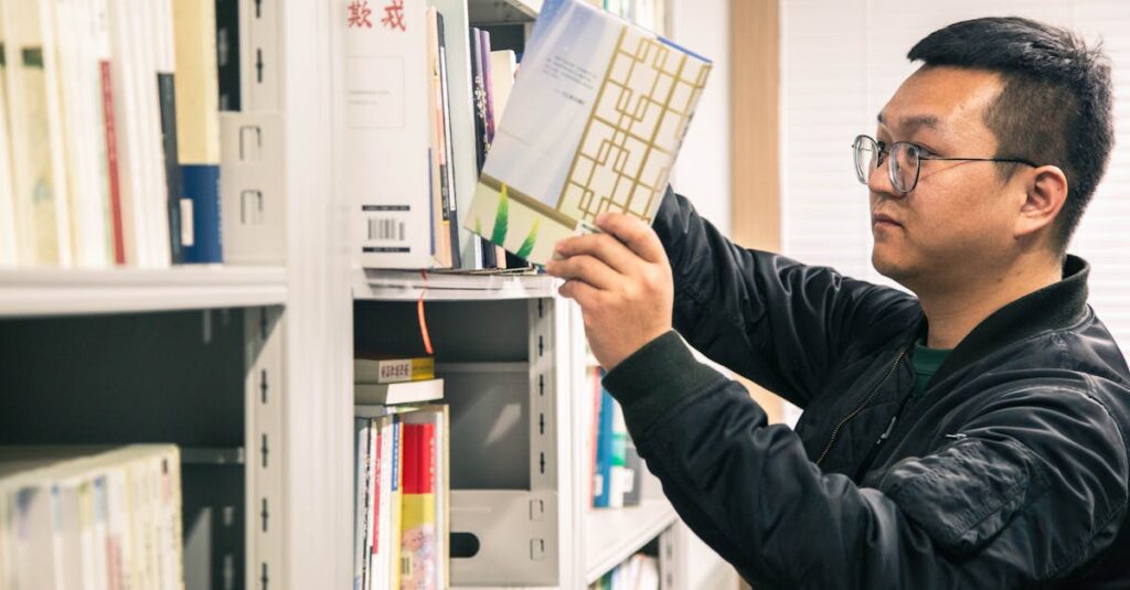 自分の気持ちに正直に読書スタイルを選びながら本を楽しむアニメのキャラクターが微笑む場面