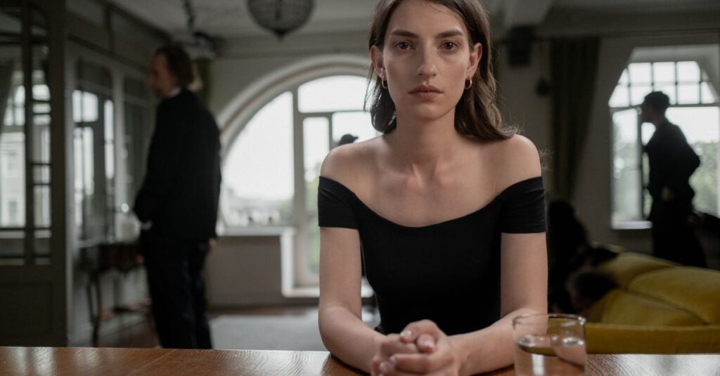 背を向けた男性のそばで、ただ静かに在る女性。無理に近づかず、ただそこにいるだけ。高い窓から差す柔らかな自然光。
