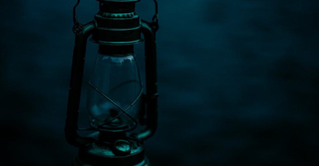 和風ファンタジーの夜、街灯に照らされたカップルのシルエット イメージ