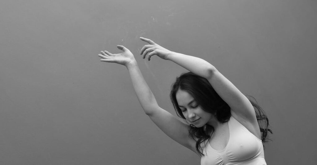 静かに強く生きる女性が感情を見つめる優しいシーン