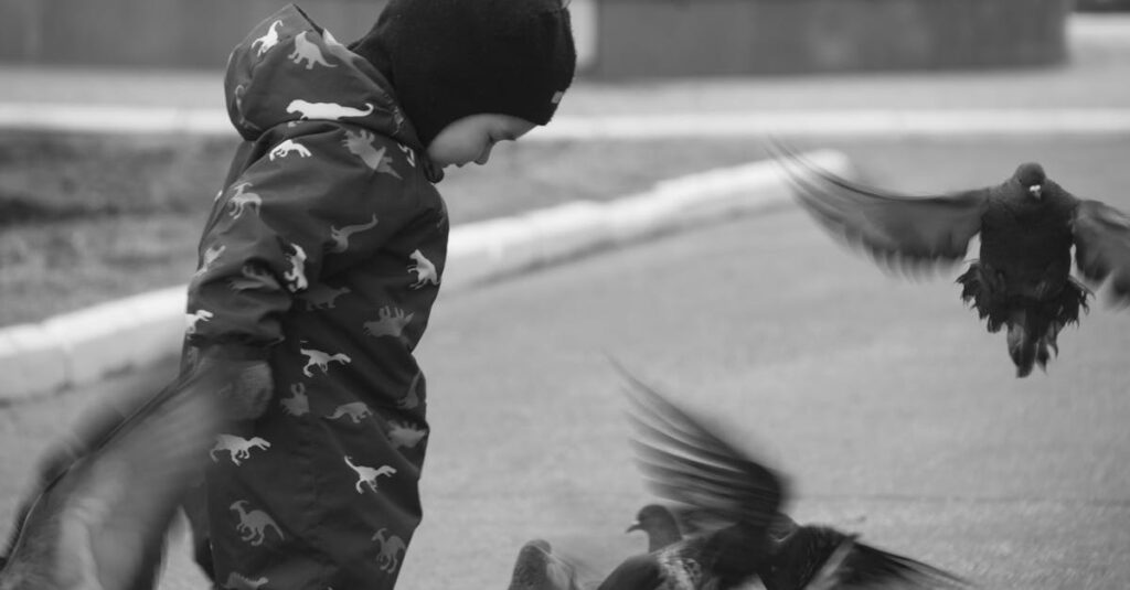 冷静な表情で仲間を支えるアニメの青年キャラの横顔