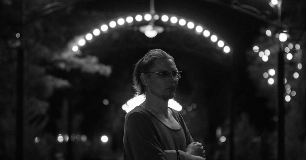 満月の下、断崖にひとりたたずむ人物。光と影の劇的なコントラスト。深く、静かに燃える強さ。