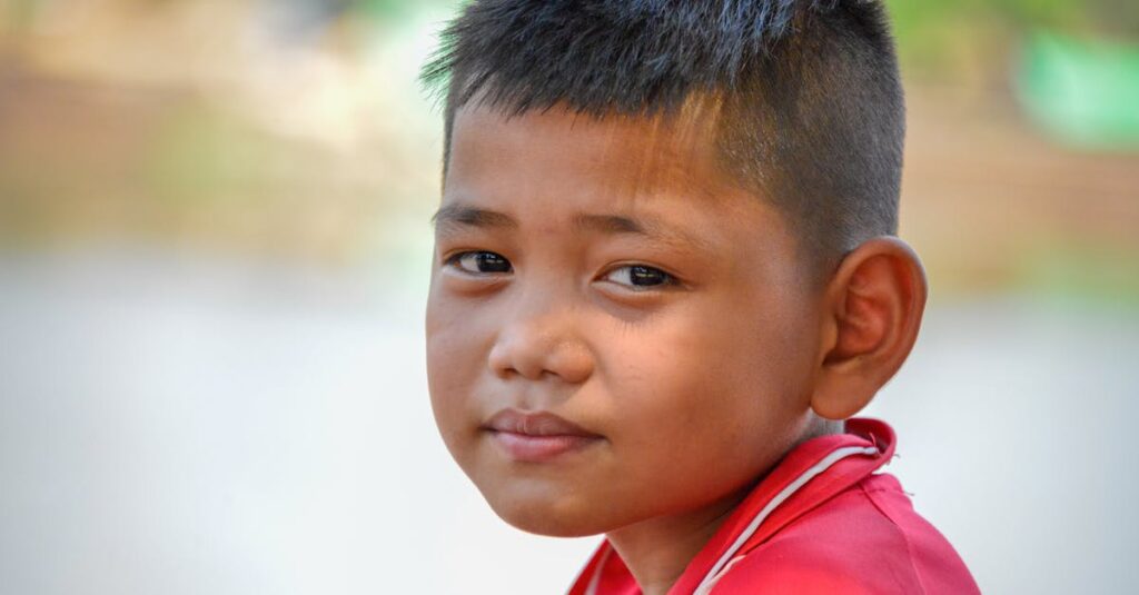 優しいまなざしで黙って見守るアニメの少年キャラの静かなシーン