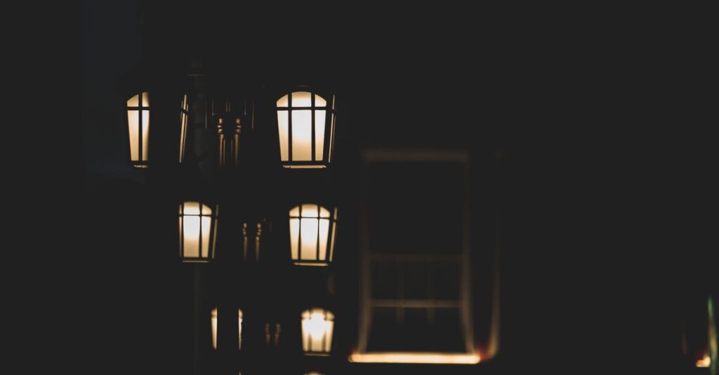 夜の窓辺に並ぶ三つのランタン。それぞれ少しだけ違う温かな光を放っている。静かで、受け入れるような美しさ。