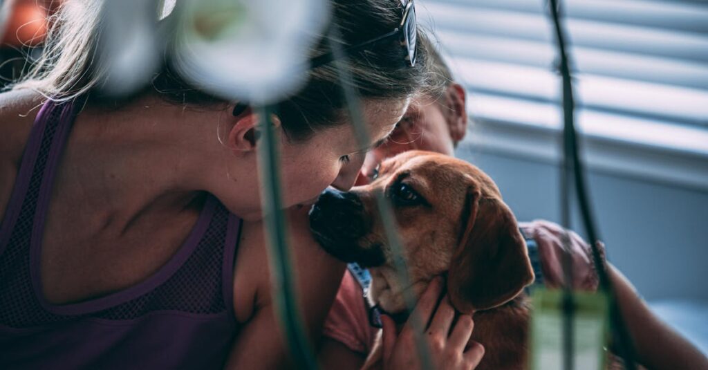 信頼と友情を育むアニメキャラクターたちの温かな眼差しのシーン