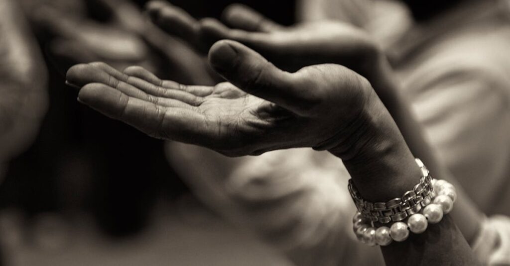 喫茶エニシで互いの心に触れ合いながら癒されていくキャラクターたちの描写。